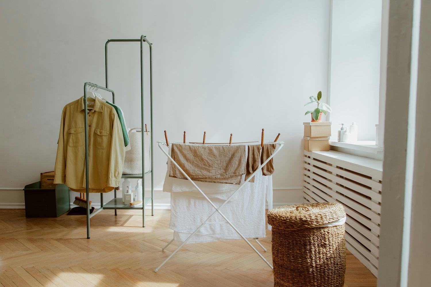 Below are the best slim laundry baskets for small apartments — from budget-friendly options to higher-quality long-term picks.